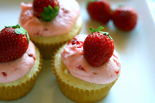 vanilla-strawberry-cupcakes vanilla-strawberry-cupcakes