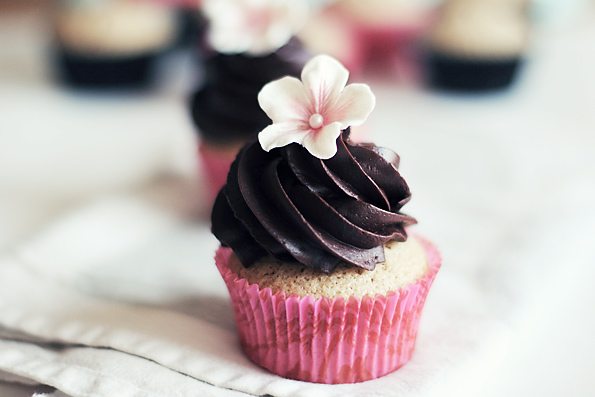 chocolate-flower-cupcake chocolate-flower-cupcake