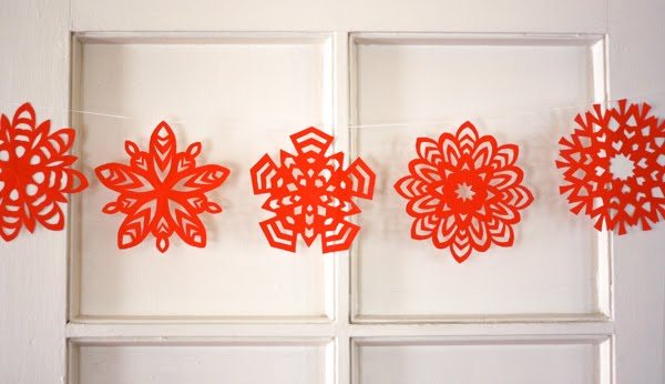 paper-snowflake-garland paper-snowflake-garland