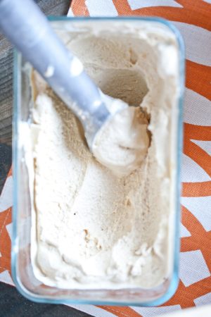 Pumpkin ice cream served in mini pumpkins | Sugar & Charm for The Sweetest Occasion Pumpkin ice cream served in mini pumpkins | Sugar & Charm for The Sweetest Occasion