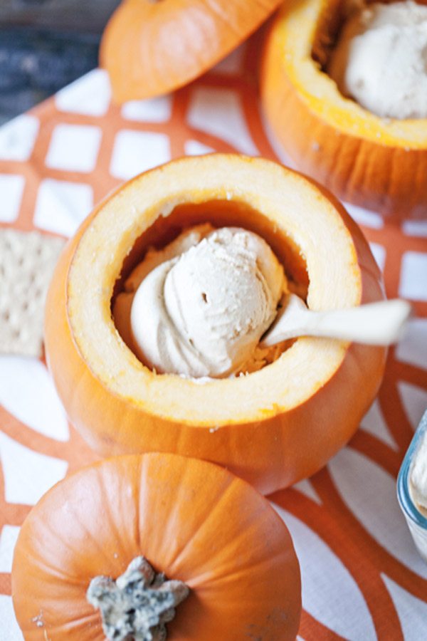 Pumpkin ice cream served in mini pumpkins | Sugar & Charm for The Sweetest Occasion Pumpkin ice cream served in mini pumpkins | Sugar & Charm for The Sweetest Occasion