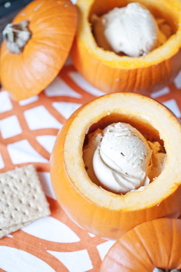 Pumpkin ice cream served in mini pumpkins | Sugar & Charm for The Sweetest Occasion Pumpkin ice cream served in mini pumpkins | Sugar & Charm for The Sweetest Occasion
