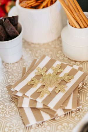 Cozy midcentury Christmas party by Anne Sage + The Why We Love on The Sweetest Occasion Cozy midcentury Christmas party by Anne Sage + The Why We Love on The Sweetest Occasion