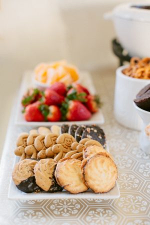Cozy midcentury Christmas party by Anne Sage + The Why We Love on The Sweetest Occasion Cozy midcentury Christmas party by Anne Sage + The Why We Love on The Sweetest Occasion