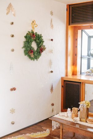 Cozy midcentury Christmas party by Anne Sage + The Why We Love on The Sweetest Occasion Cozy midcentury Christmas party by Anne Sage + The Why We Love on The Sweetest Occasion
