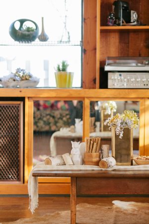 Cozy midcentury Christmas party by Anne Sage + The Why We Love on The Sweetest Occasion Cozy midcentury Christmas party by Anne Sage + The Why We Love on The Sweetest Occasion