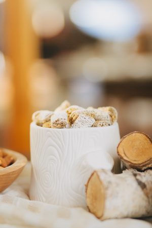 Cozy midcentury Christmas party by Anne Sage + The Why We Love on The Sweetest Occasion Cozy midcentury Christmas party by Anne Sage + The Why We Love on The Sweetest Occasion