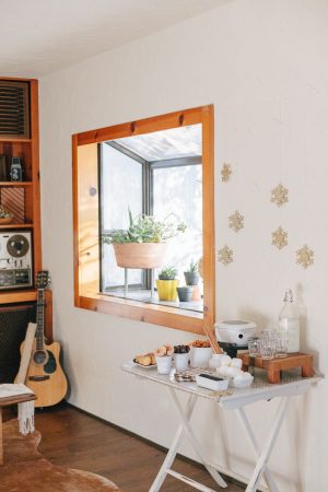 Cozy midcentury Christmas party by Anne Sage + The Why We Love on The Sweetest Occasion Cozy midcentury Christmas party by Anne Sage + The Why We Love on The Sweetest Occasion