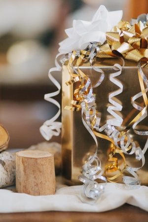 Cozy midcentury Christmas party by Anne Sage + The Why We Love on The Sweetest Occasion Cozy midcentury Christmas party by Anne Sage + The Why We Love on The Sweetest Occasion