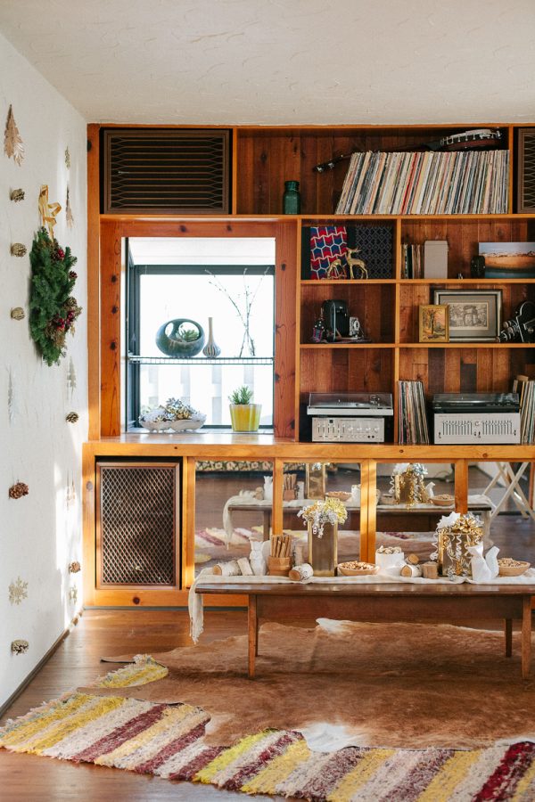 Cozy midcentury Christmas party by Anne Sage + The Why We Love on The Sweetest Occasion Cozy midcentury Christmas party by Anne Sage + The Why We Love on The Sweetest Occasion
