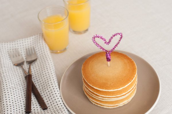 DIY pipe cleaner heart toppers from The Sweetest Occasion DIY pipe cleaner heart toppers from The Sweetest Occasion