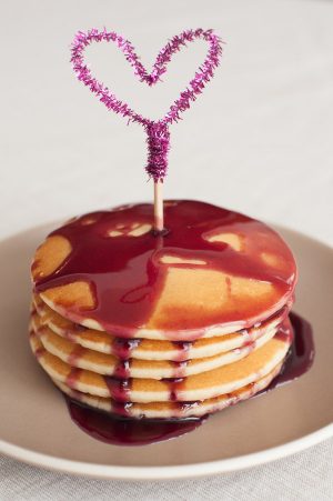 DIY pipe cleaner heart toppers from The Sweetest Occasion DIY pipe cleaner heart toppers from The Sweetest Occasion