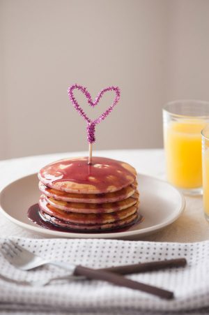 DIY pipe cleaner heart toppers from The Sweetest Occasion DIY pipe cleaner heart toppers from The Sweetest Occasion
