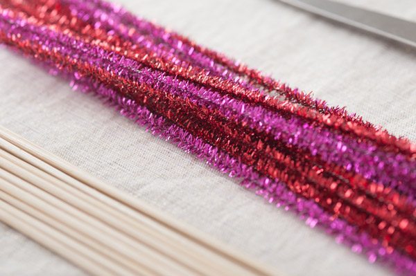 DIY pipe cleaner heart toppers from The Sweetest Occasion DIY pipe cleaner heart toppers from The Sweetest Occasion