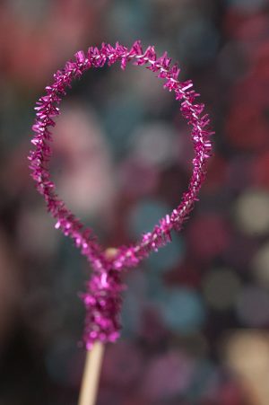 DIY pipe cleaner heart toppers from The Sweetest Occasion DIY pipe cleaner heart toppers from The Sweetest Occasion