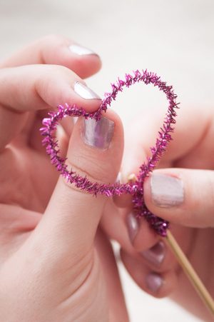 DIY pipe cleaner heart toppers from The Sweetest Occasion DIY pipe cleaner heart toppers from The Sweetest Occasion