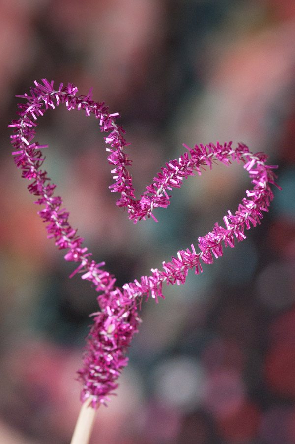 DIY pipe cleaner heart toppers from The Sweetest Occasion DIY pipe cleaner heart toppers from The Sweetest Occasion