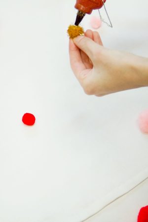 DIY pom pom tablecloth by Studio DIY for The Sweetest Occasion DIY pom pom tablecloth by Studio DIY for The Sweetest Occasion